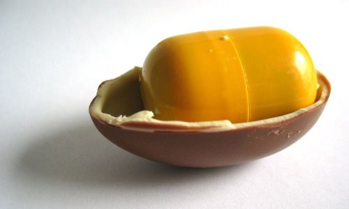 яйцо от киндер-сюрприза с именем жениха